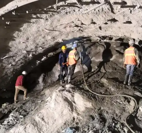 坡头拱顶带模注浆料的施工流程及注意事项